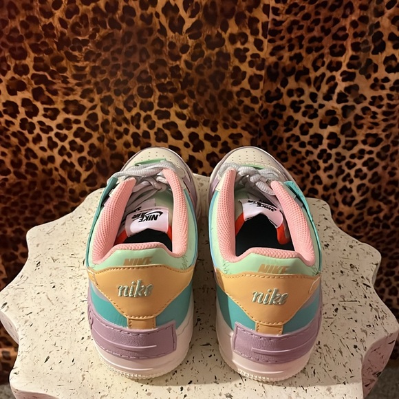 Nike - Picture 3 of 9